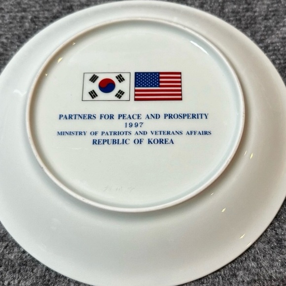 Elegant White Ceramic Plate with Artistic Design - Picture 3 of 6